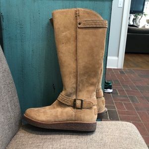 NWOT TAN Ugg boots. Leather and shearling.